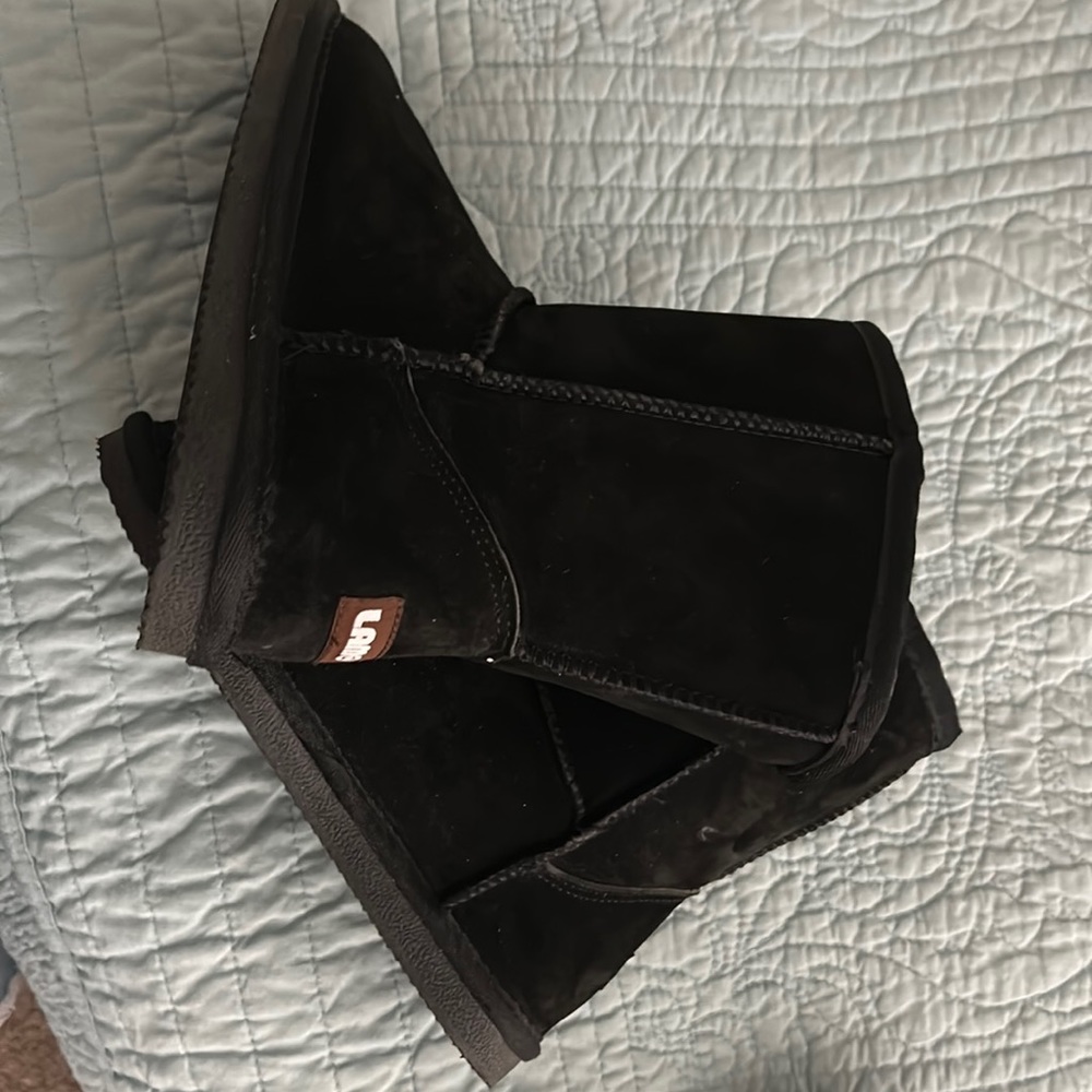 NIB LAMO kids basic black boot. 4Y